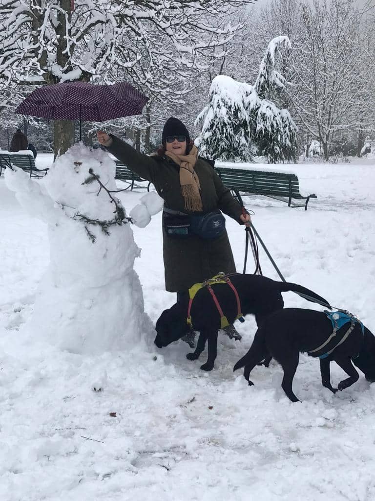 Dans un parc enneigé, je 
              tiens, d'une seule main, Yuka et Kira en laisse et fais semblant de
              tenir, de l'autre, le parapluie qui a été fixé sur la tête d'un bonhomme de neige, 
              presque aussi grand que moi, à côté duquel nous posons