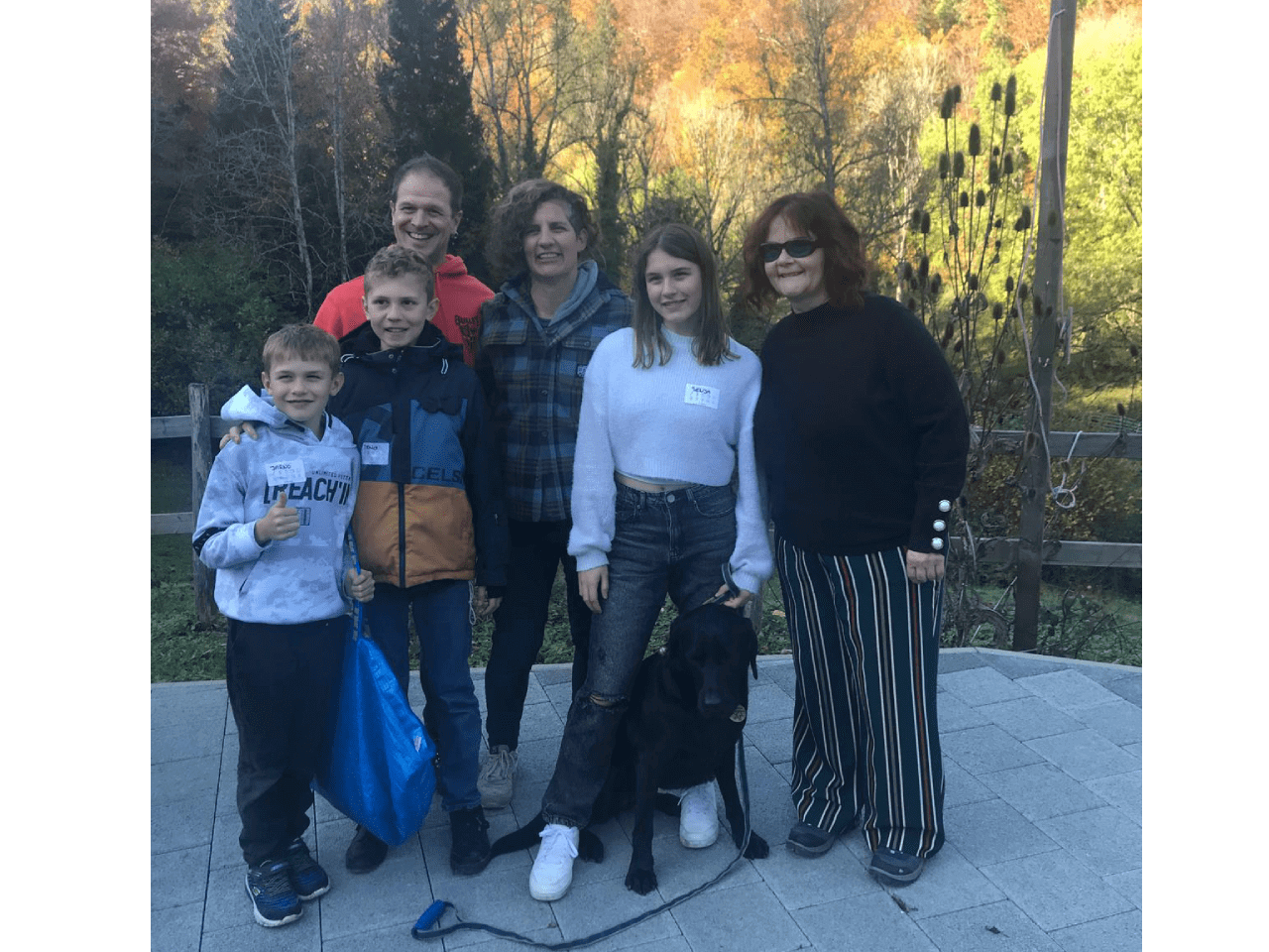 Une Photo où la famille de parrainage de Kira pose avec moi
