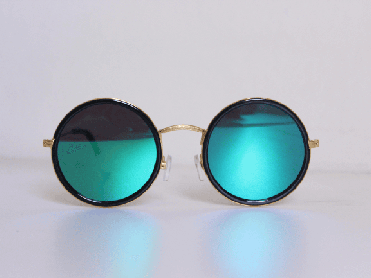 Une paire de verres bleutés