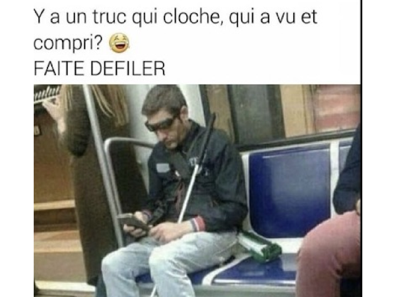 Un jeune homme, tenant sa canne blanche, consulte son smartphone. Il y a un commentaire disant ceci : «Y'a un truc qui cloche, qui a vu et compris ? (Smiley rieur). Faites défiler 